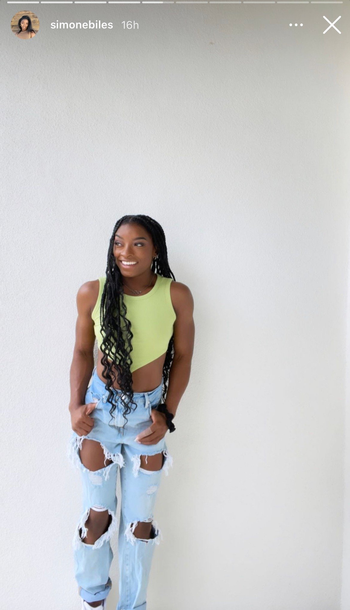 Simone Biles shows off her chiseled body in green top and ripped blue jeans. | Photo: Instagram/Simonebiles