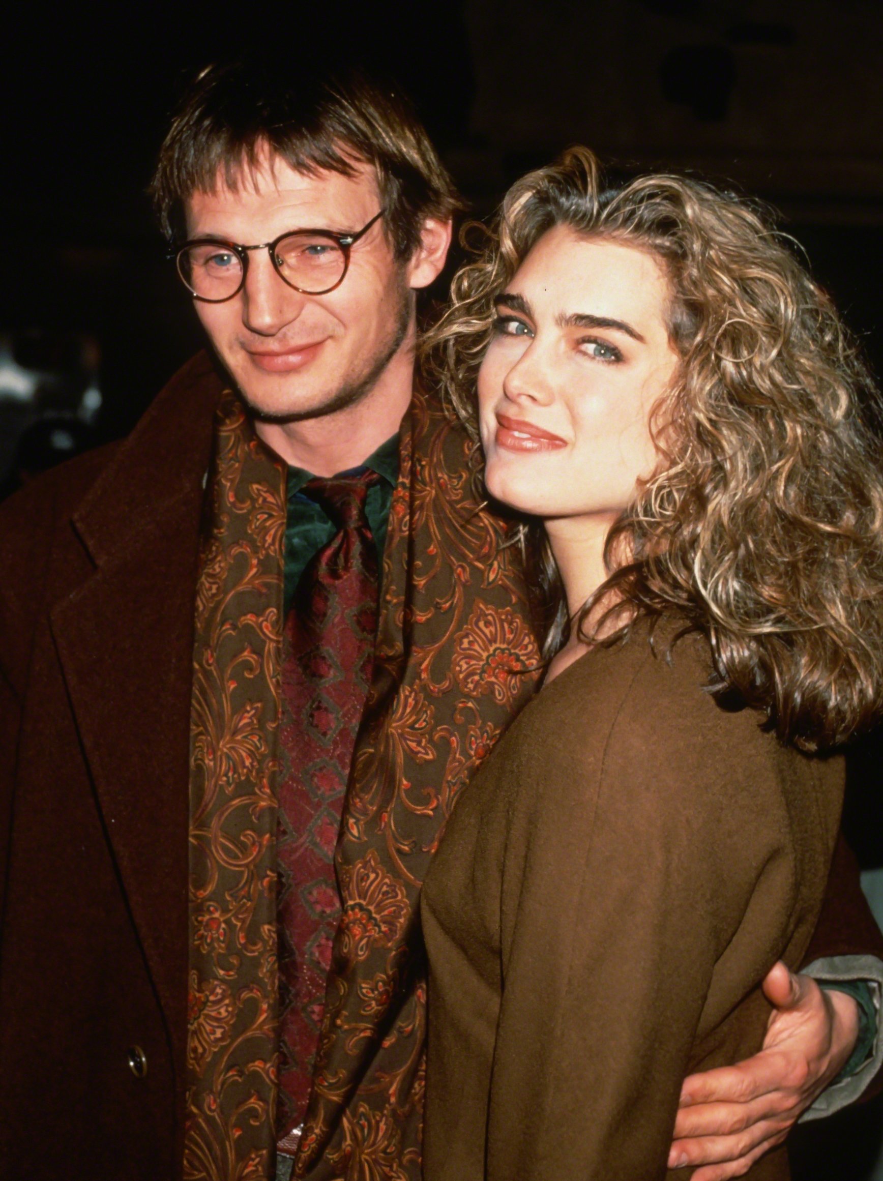 Liam Neeson y Brooke Shields asisten al estreno de "Under Suspicion" en el Loews Fine Arts Theatre el 24 de febrero de 1992 en la ciudad de Nueva York | Foto: Getty Images