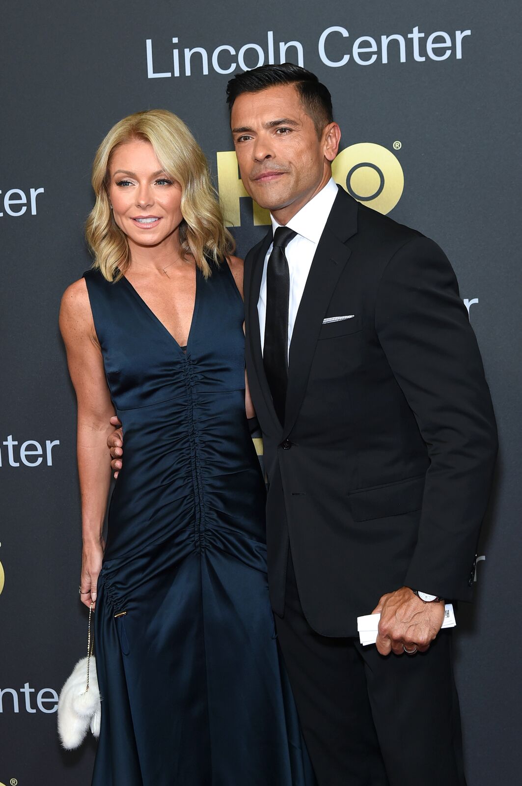 Actors Kelly Ripa (L) and Mark Consuelos attend Lincoln Center's American Songbook Gala at Alice Tully Hall on May 29, 2018 in New York City | Photo: Getty Images