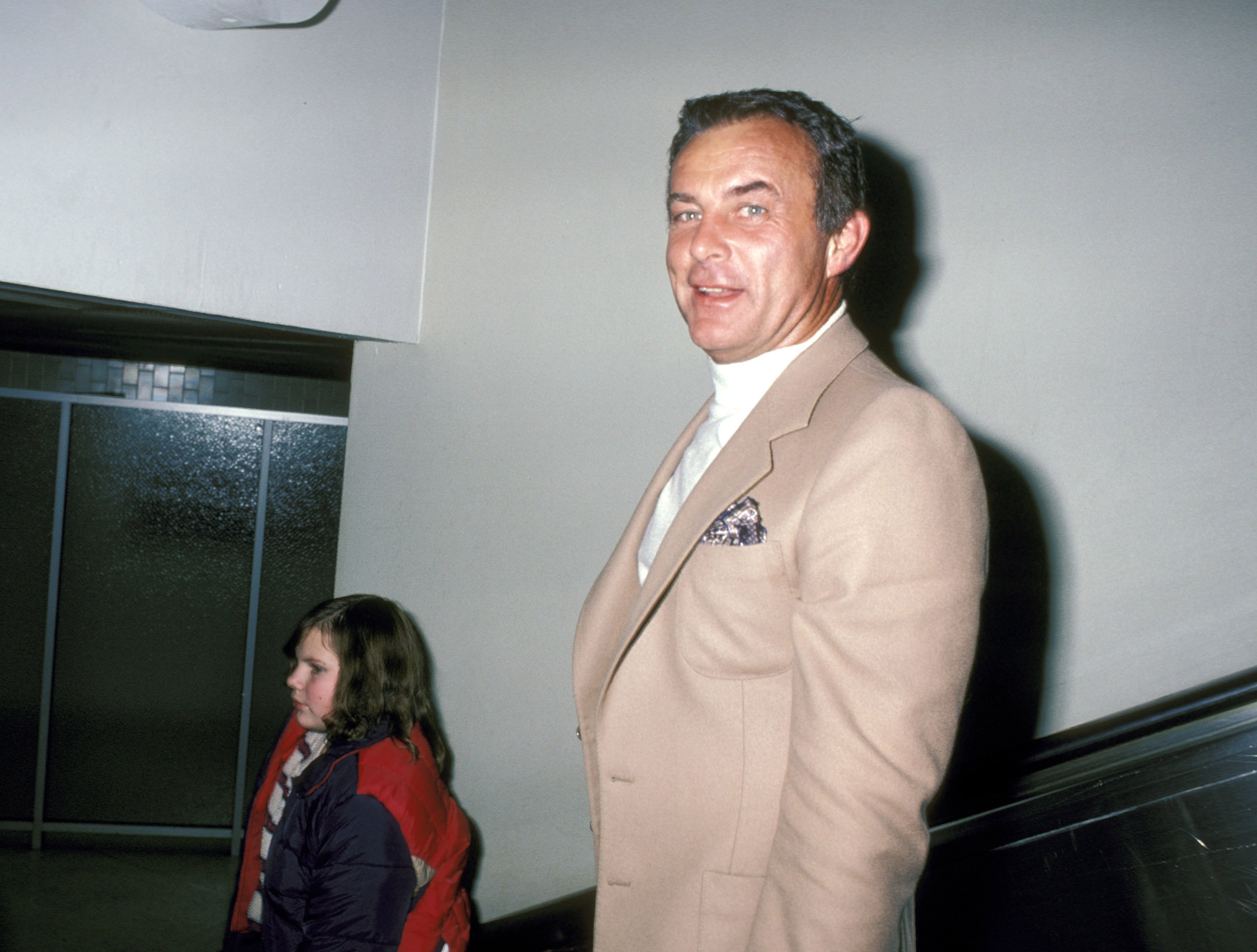 Robert Conrad at Los Angeles International Airport on December 31, 1980 | Photo: Getty Images