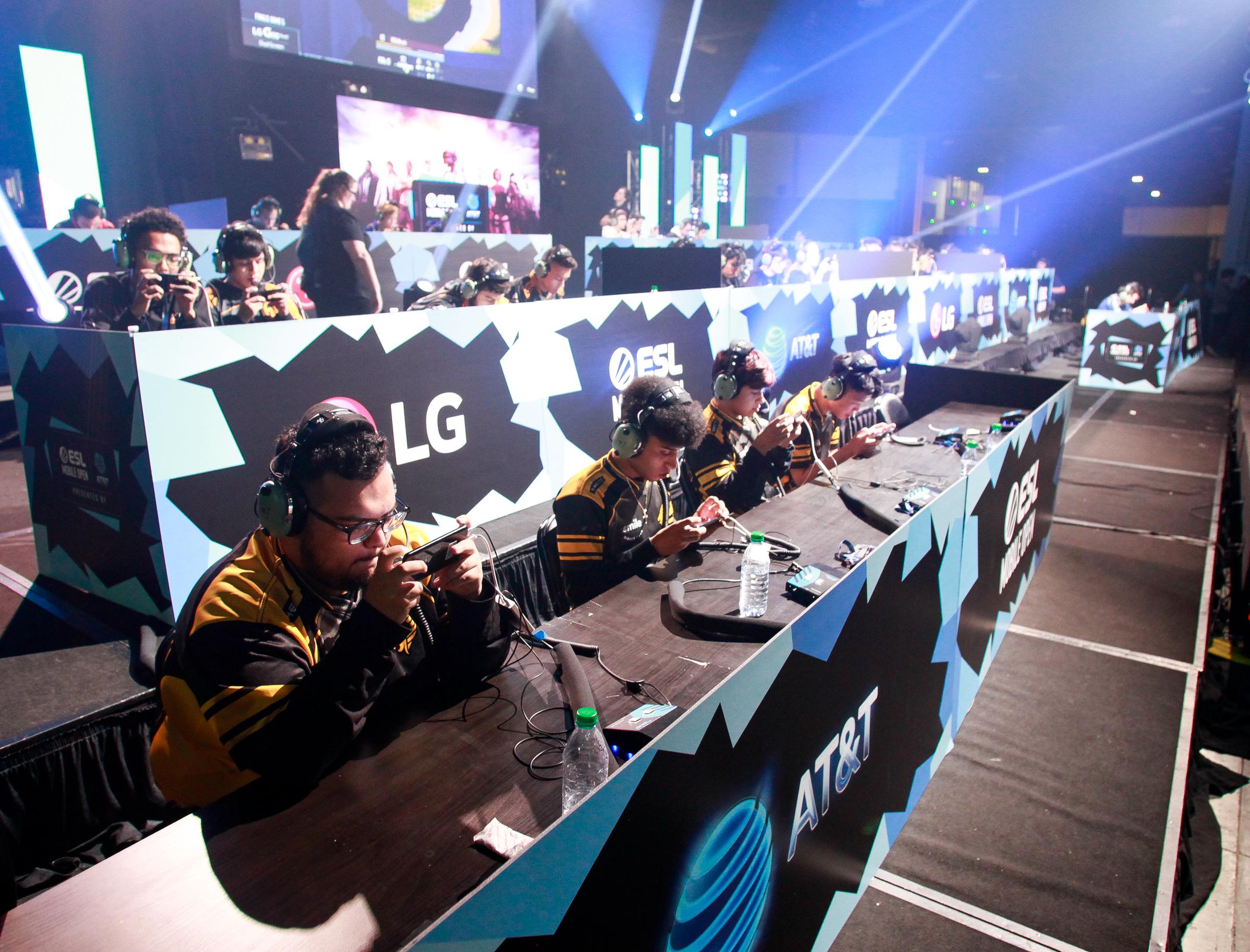 Members of the Pittsburgh Knights and other teams compete in the ESL Mobile Open during DreamHack Atlanta 2019 at the Georgia World Congress Center on November 15. | Source: Getty Images