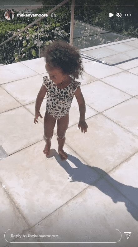 Kenya Moore and Marc Daly's daughter Brooklyn gets ready to swim. | Source: Instagram/thekenyamoore