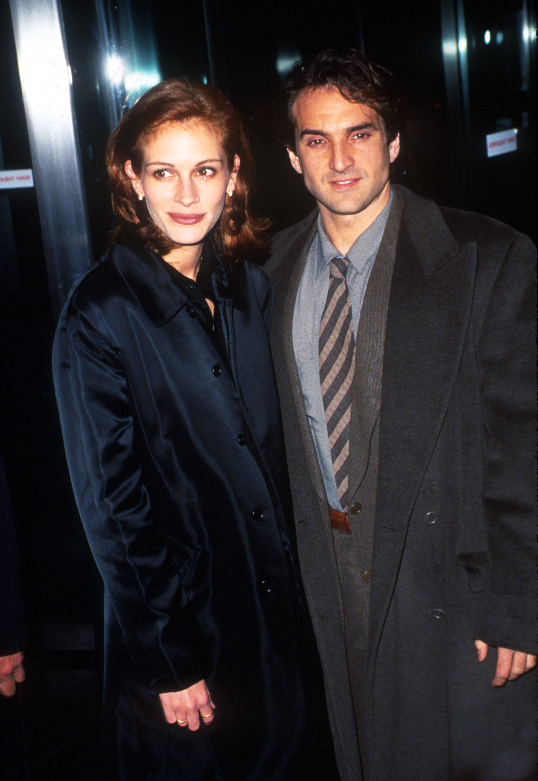 La actriz Julia Roberts con su novio Patrick Manoccia llegan al estreno de una película en Nueva York, el 10 de octubre de 1996 | Foto: Getty Images