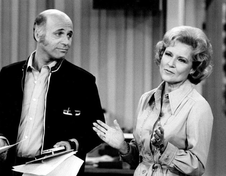 MacLeod with Betty White on set of "The Mary Tyler Moore Show" in August 1975 | Photo: Wikimedia Commons Images