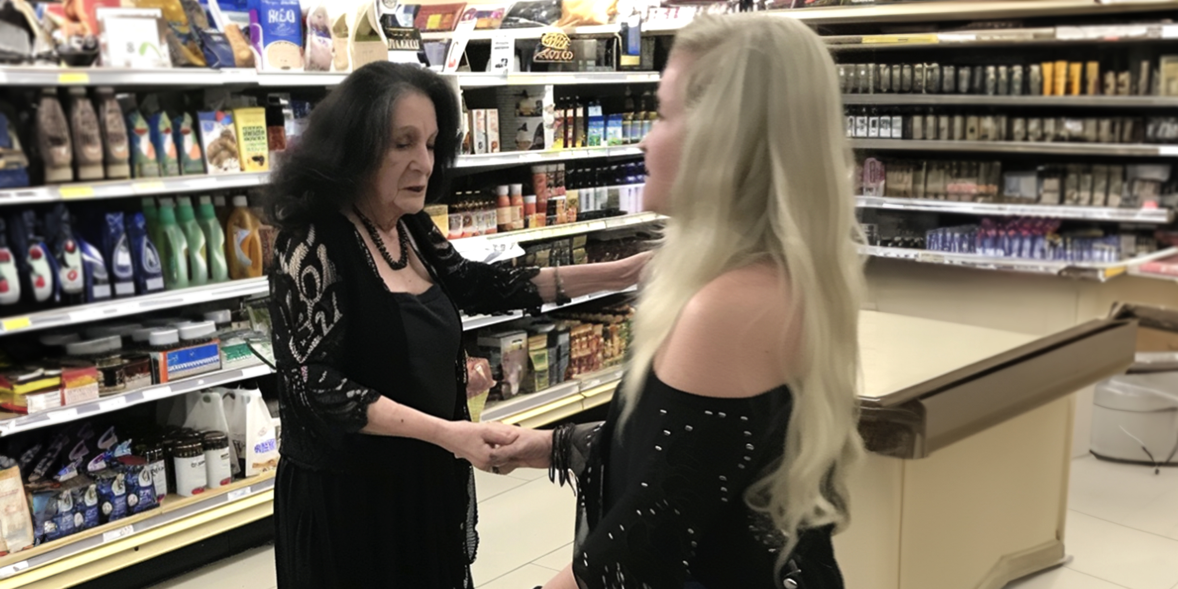 An old lady holding a young woman's hand in a grocery store | Source: Amomama