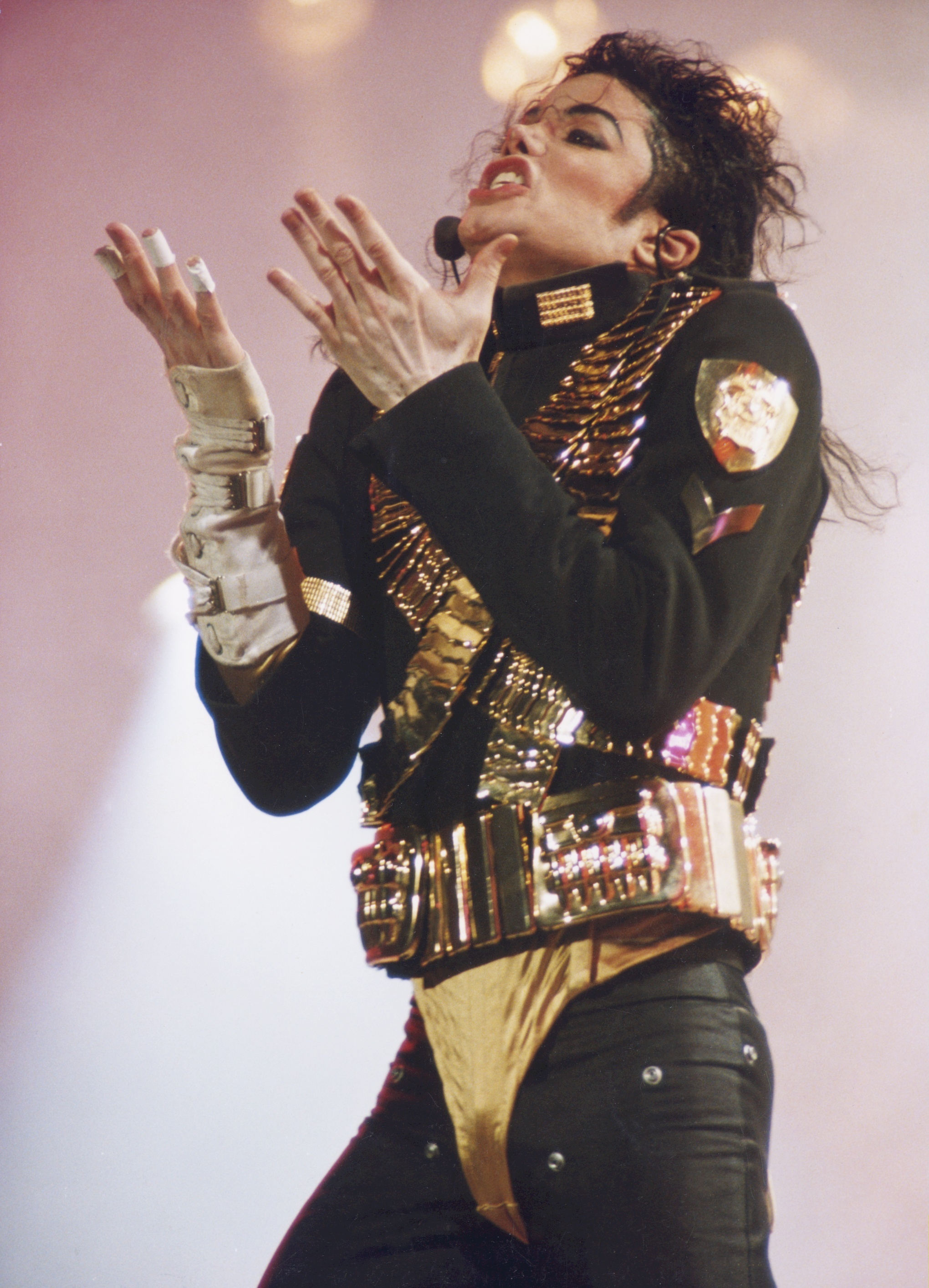 Michael Jackson performs on stage sporting bandages on three fingers of his right hand in 1993 | Source: Getty Images