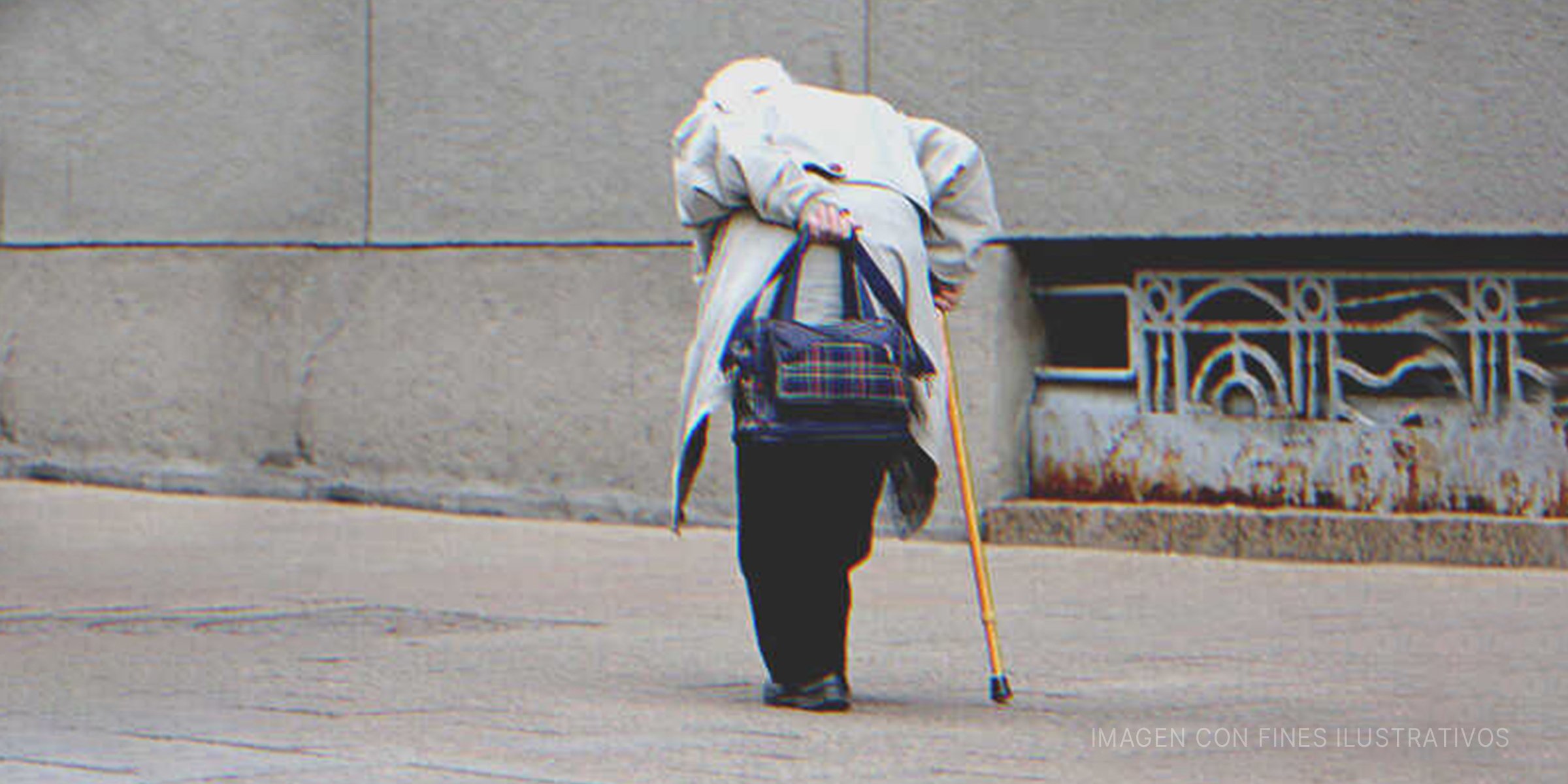 Anciana caminando sola por la calle | Foto: Shutterstock