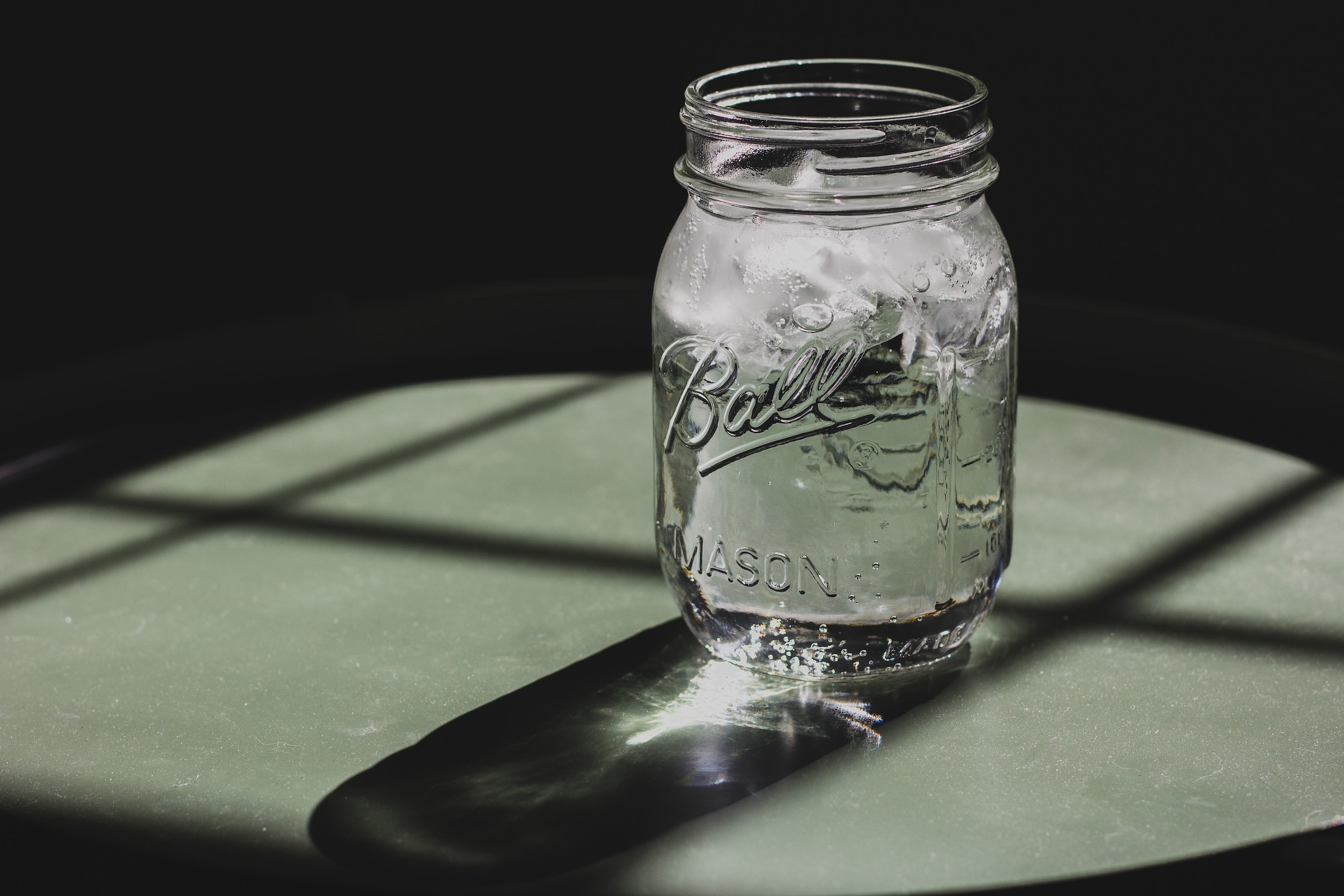 Mason jar of iced water | Source: Unsplash
