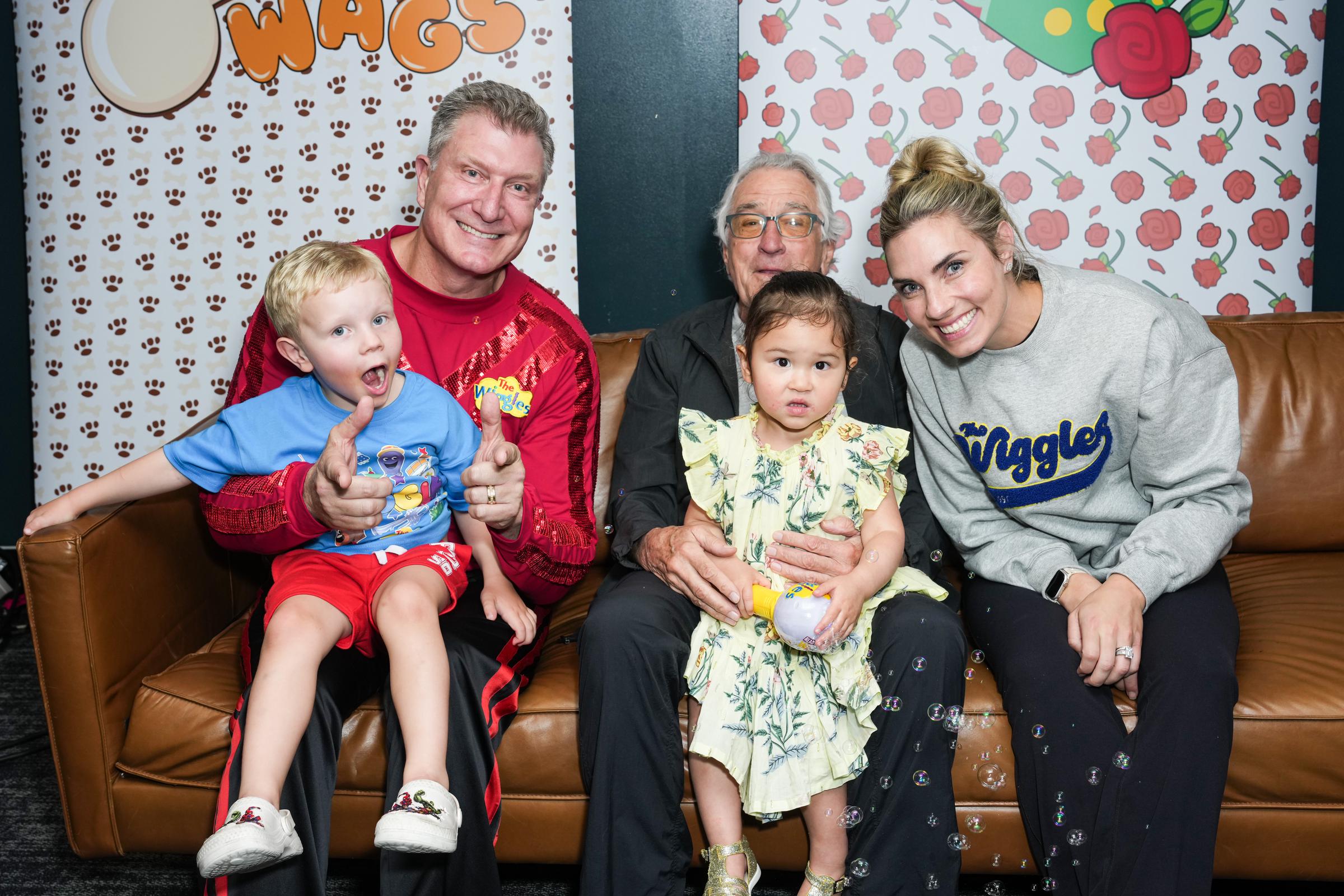 Simon Pryce and Lauren Hannaford from The Wiggles pose with Robert De Niro and Gia Virginia Chen-De Niro backstage at Kings Theatre | Source: Getty Images