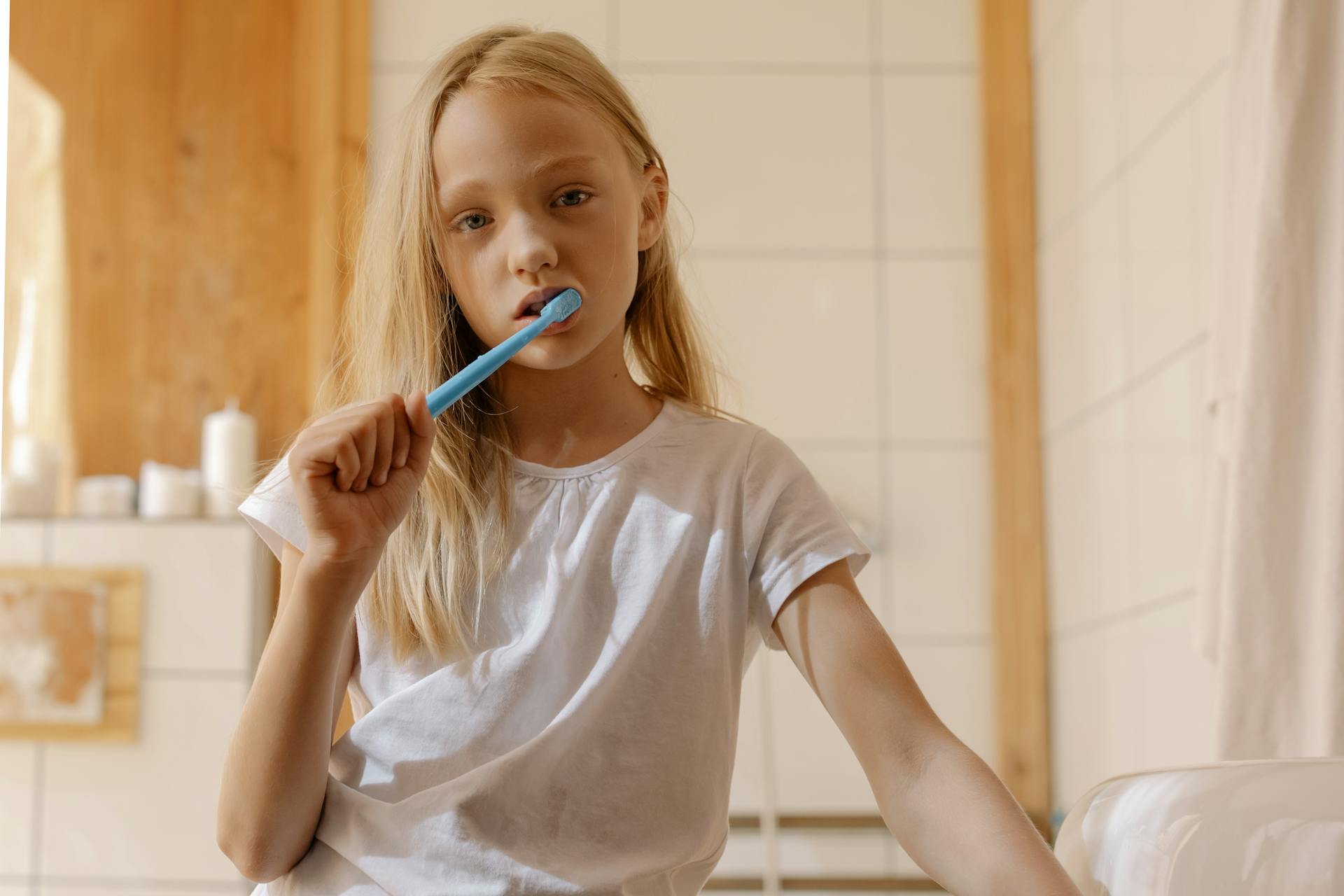 A little girl brushing her teeth | Source: Pexels