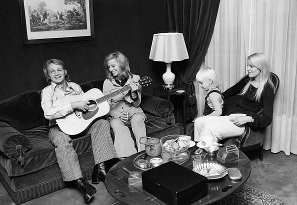 Claude François et Véronique Sanson en compagnie de sa femme Isabelle et de son fils Claude François Jr. |Photo : Getty Images.