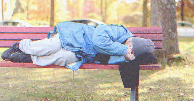 Un SDF dormant sur un banc. | Photo : Shutterstock