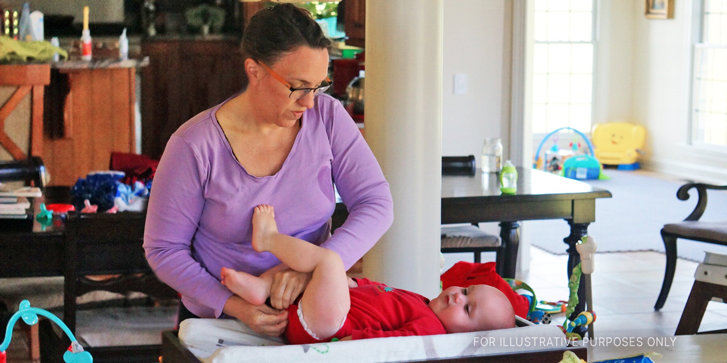 Woman Changing A Baby's Diaper. | Source:  Flickr / dionhinchcliffe (CC BY-SA 2.0)