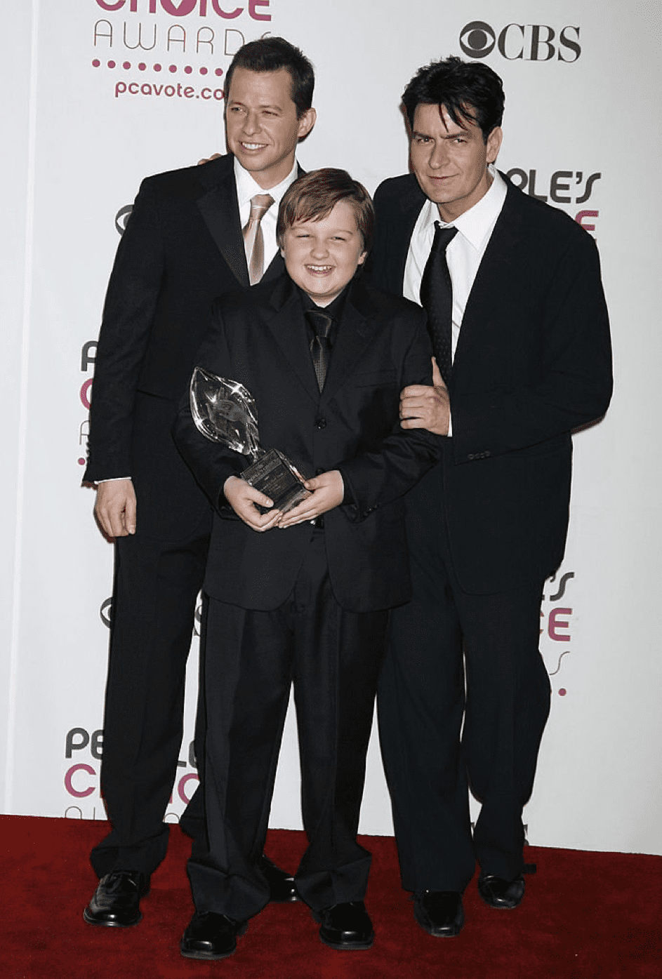 Jon Cryer, Angus T. Jones und Charlie Sheen, Gewinner von Favorite TV Comedy für "Two and a Half Men", 2007. | Quelle: Getty Images