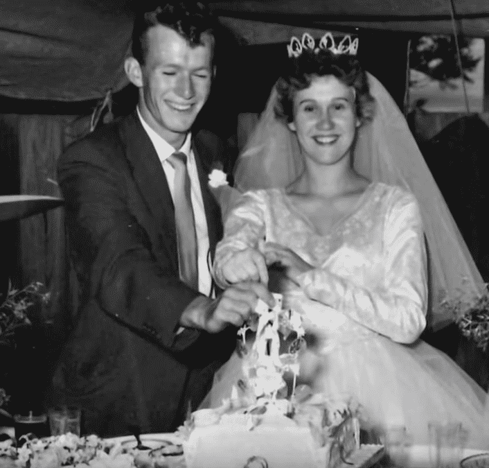 Paul Hogan and Noelene Edwards' wedding day. | Source: Youtube.com/ABCNewsIn-depth