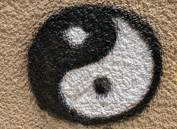 Graffiti de Yin y Yang pintado sobre una pared. | Foto: Public Domain Pictures