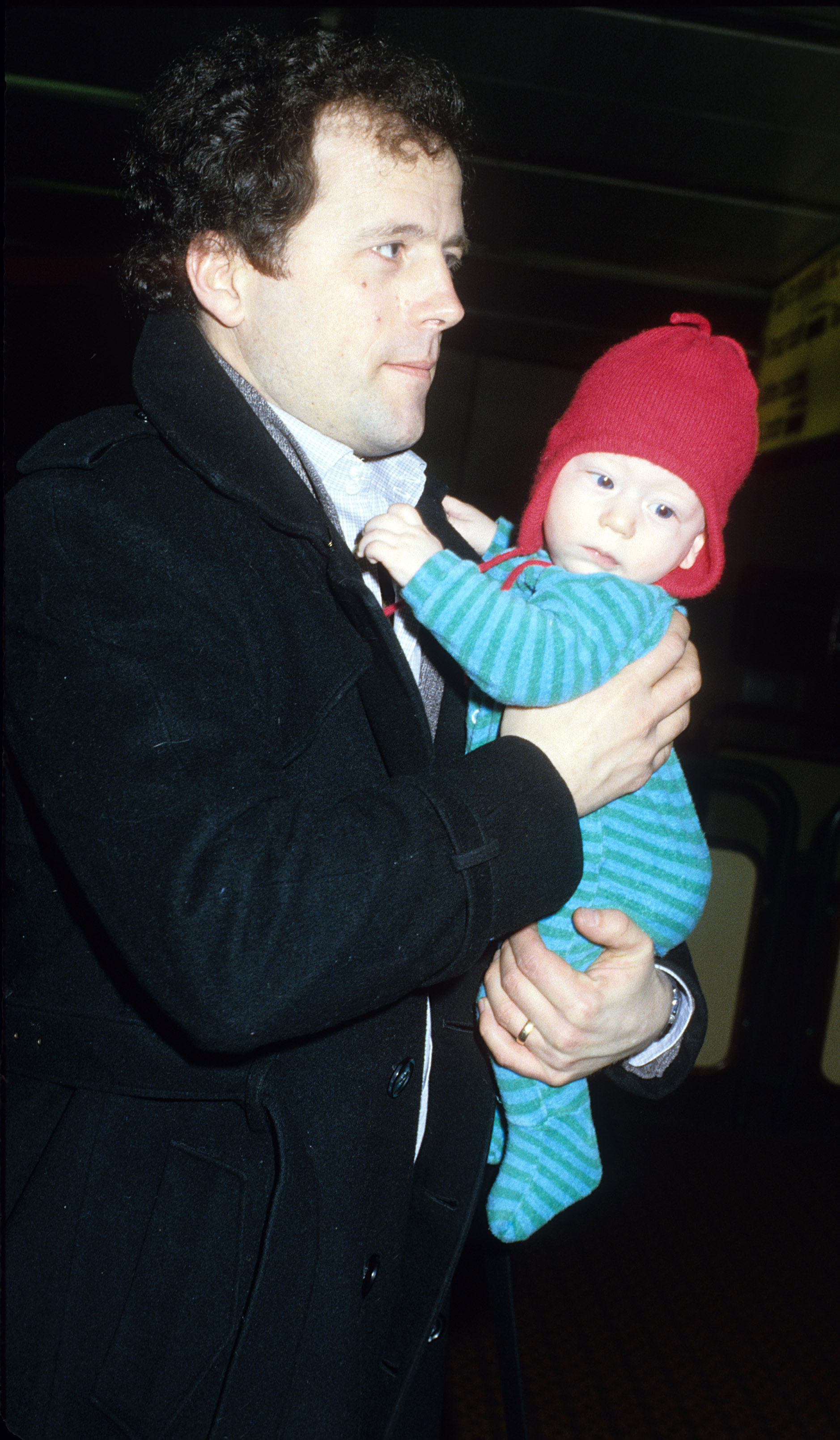 Don Gummer and son Henry at Heathrow in London on January 25, 1980 | Source: Getty Images