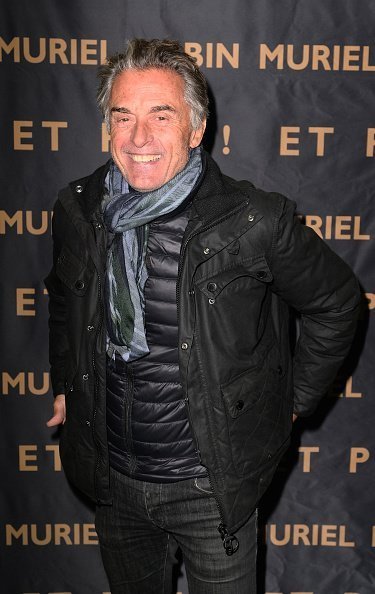 Gérard Holtz assiste à l'exposition "Et Pof" Muriel Robin One Woman Show | Photo : Getty Images