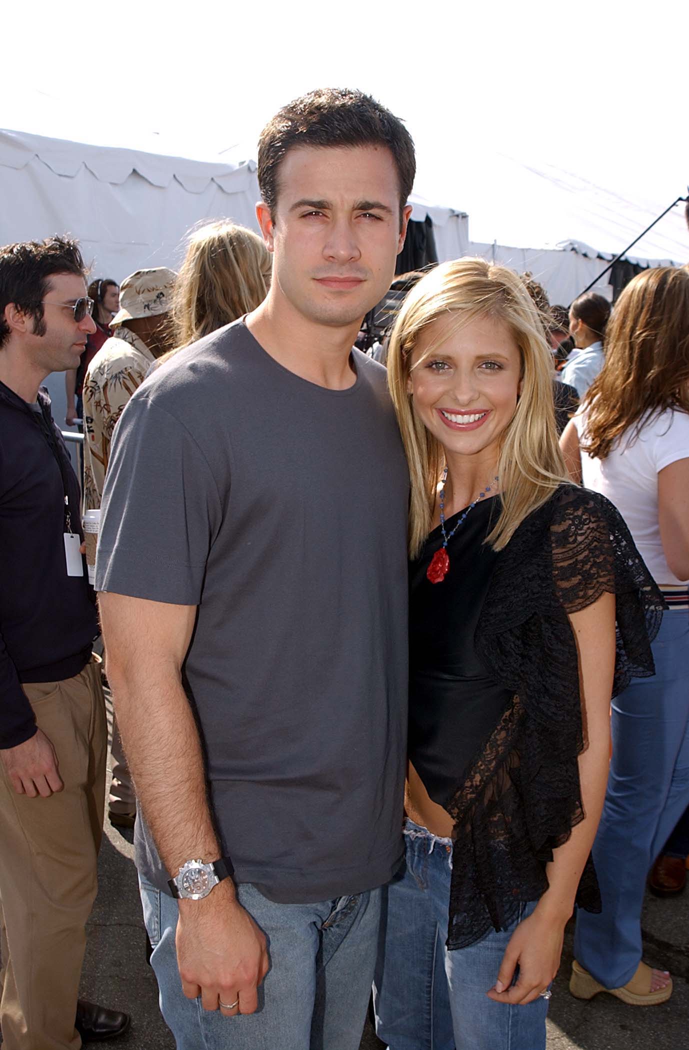 Actor Freddie Prinze Jr. and actress Sarah Michelle Gellar during Kid's Choice Awards on April 20, 2002 in Santa Monica, California ┃Source:  Getty Images