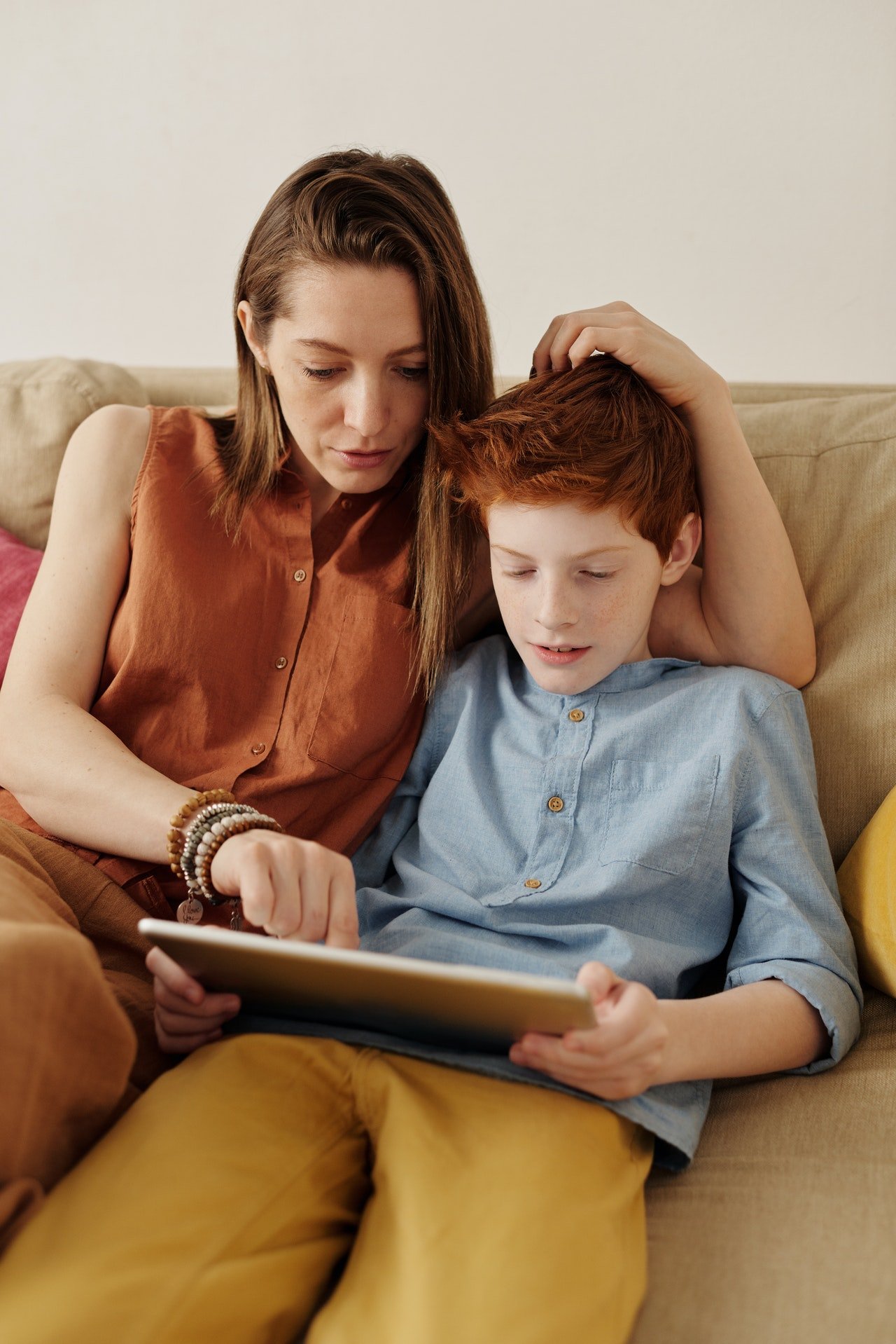 Mother teaching her son while he pays attention | Photo: Pexels