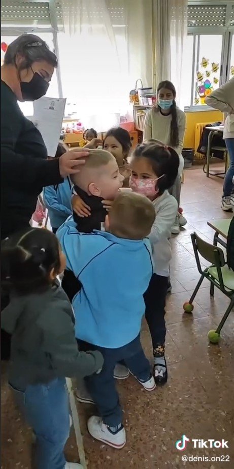 Pictures of Stepanko getting hugs from his new classmates | Source: tiktok.com/@denis.on22