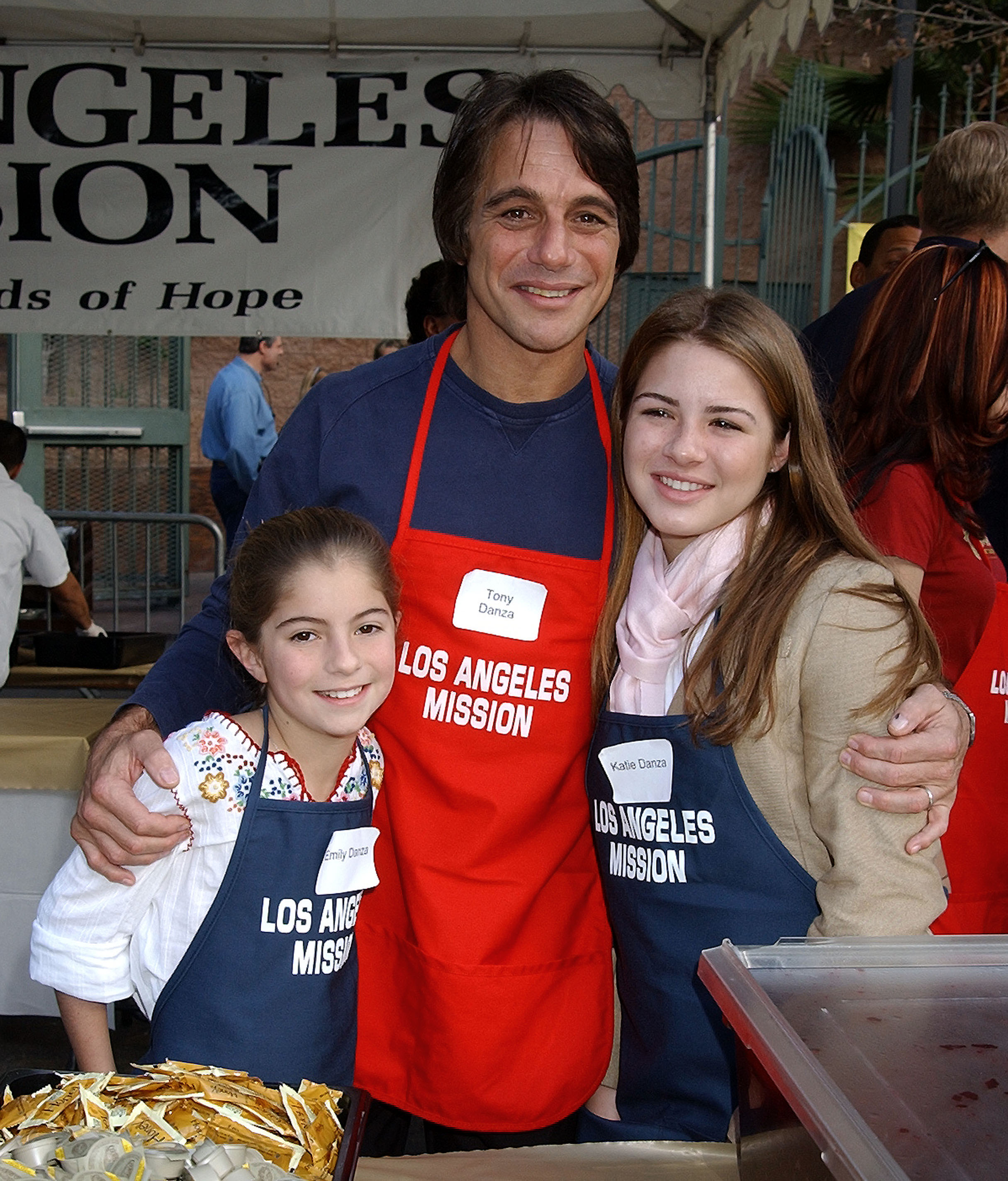 Tony Danza and daughters Emily & Katie voluteering at the Los Angeles Mission on Thanksgiving in 2002 | Source: Getty Images