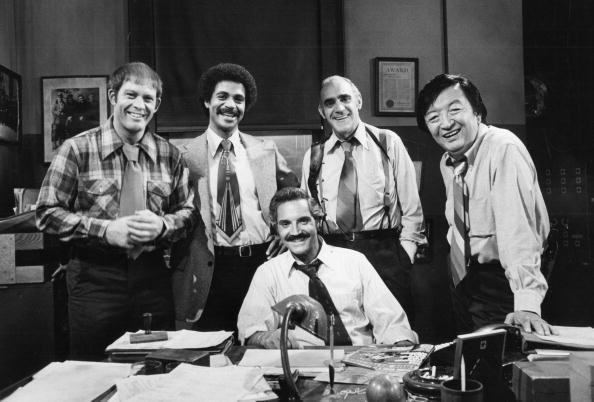 Max Gail, Ron Glass, Hal Linden, Abe Vigoda and Jack Soo on set of Barney Miller.| Photo: Getty Images.