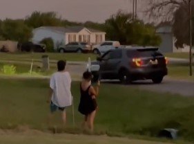 The couple refused to come with the police and the woman threw the ticket on the police vehicle.  I Source: TikTok: jessikadykeee