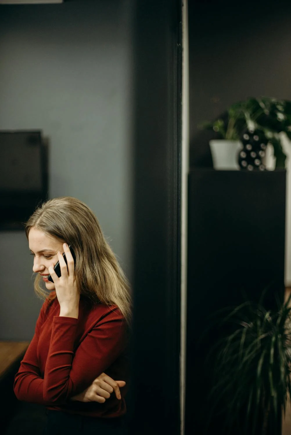 A woman calling someone from her phone | Source: Pexels