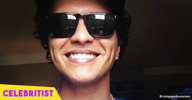 Bruno Mars kisses longtime girlfriend in sweet pic