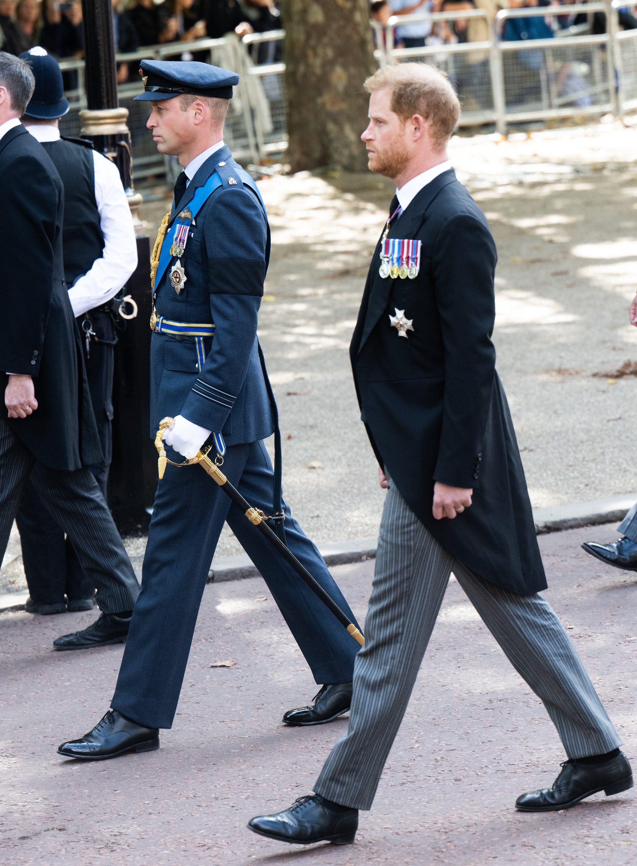 Prinz William und Prinz Harry gehen am 14. September 2022 in London, England, hinter den Sarg von Königin Elizabeth II. | Quelle: Getty Images