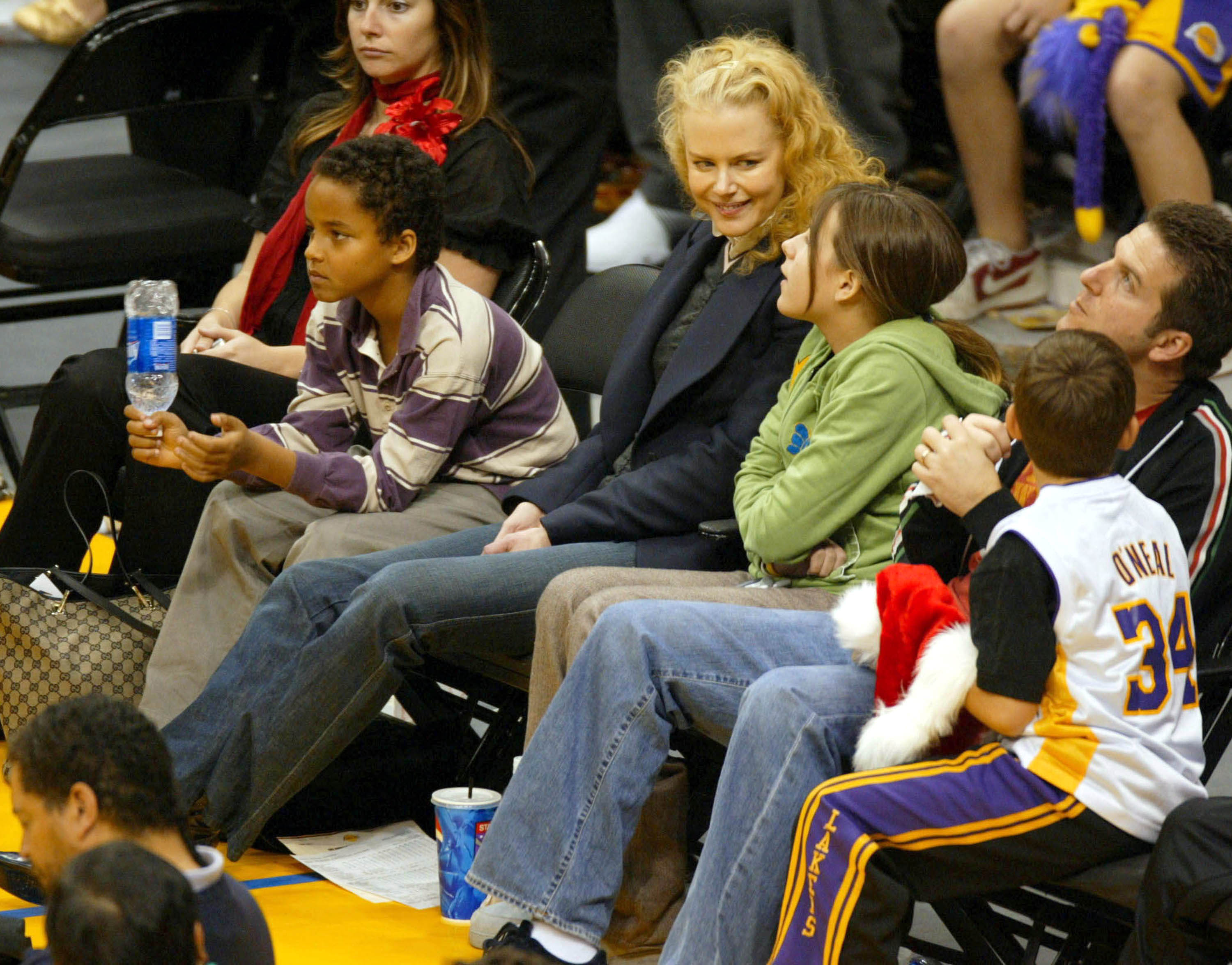 Nicole Kidman with Connor and Isabella Cruise at a game between the Los Angeles Lakers and the Miami Heat at the Staples Center on December 25, 2004 in Los Angeles, California | Source: Getty Images