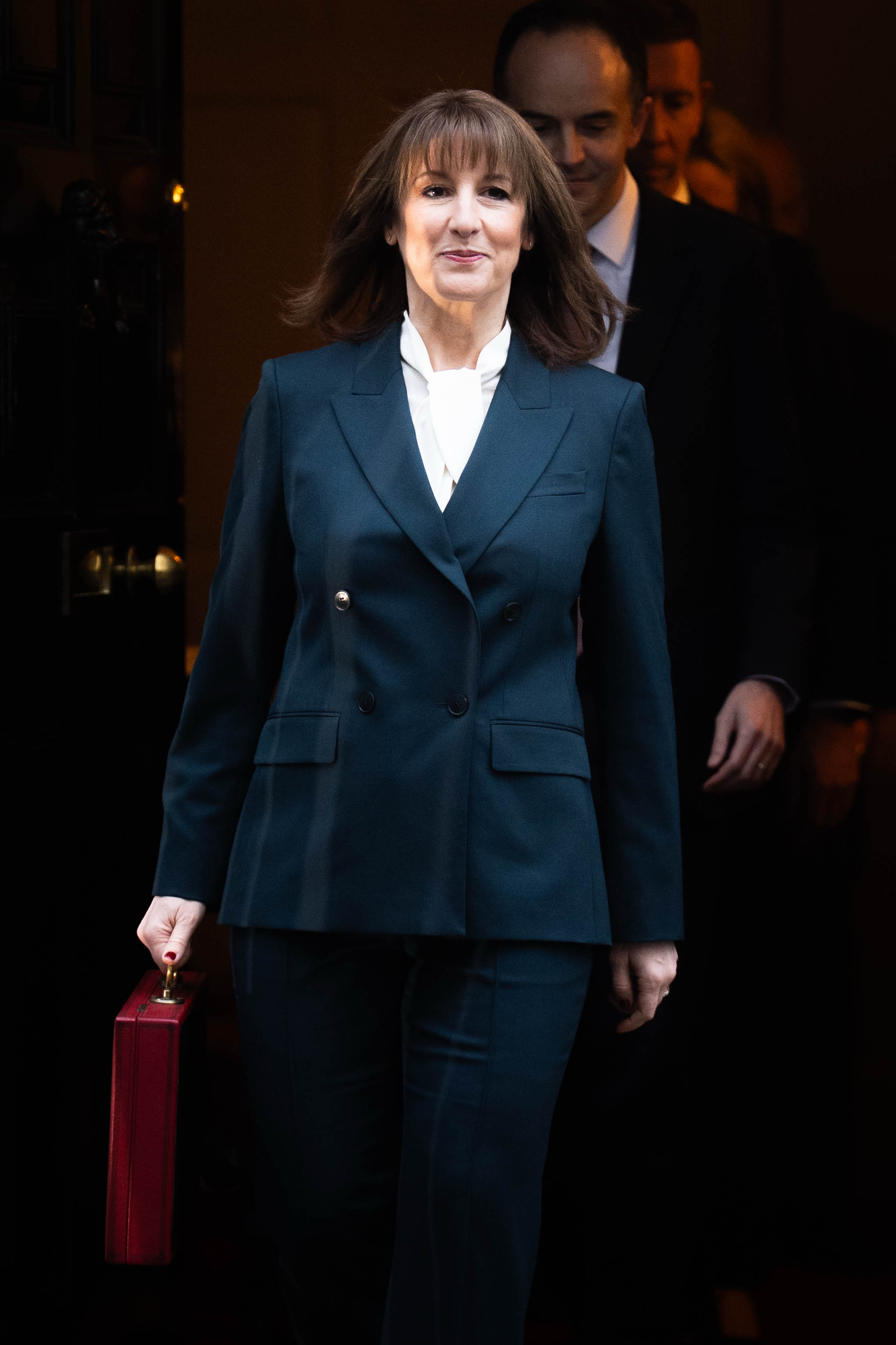 With her ministerial red box in hand, Chancellor Rachel Reeves emerged from 11 Downing Street flanked by advisers as she prepared to deliver her Budget to Parliament. Her confident stride captured the gravity of the moment, as the country braced for what was expected to be a defining address amid economic strain.