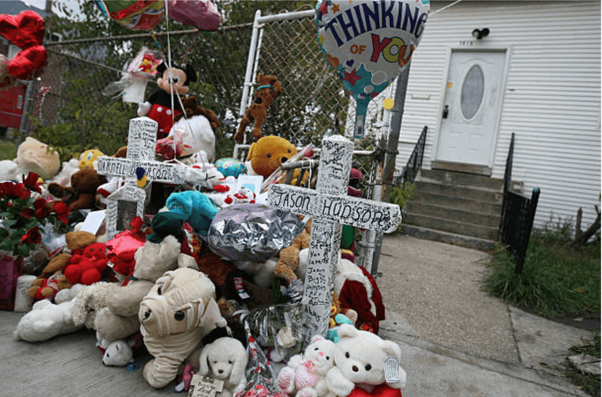 People place flowers and gifts at Jennifer Hudson's mother's house on October 27, 2008 in Chicago, Illinois | Source: Getty Images