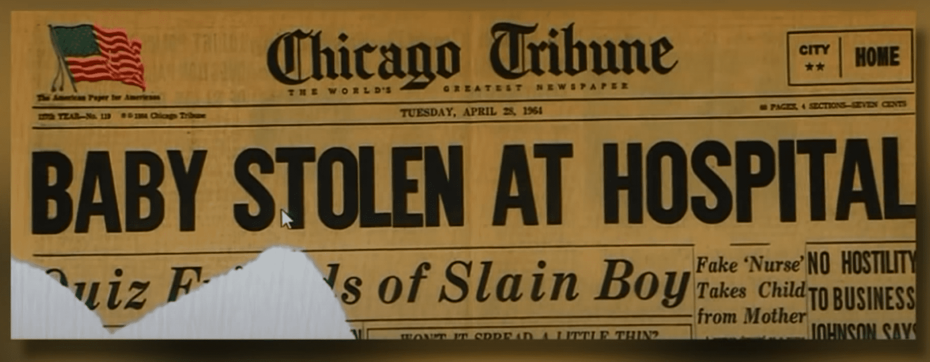 Eine Zeitung der Chicago Tribune mit einer Überschrift über die Entführung des neugeborenen Babys Paul Fronczak im Jahr 1964. | Quelle: Youtube.com/WGN News