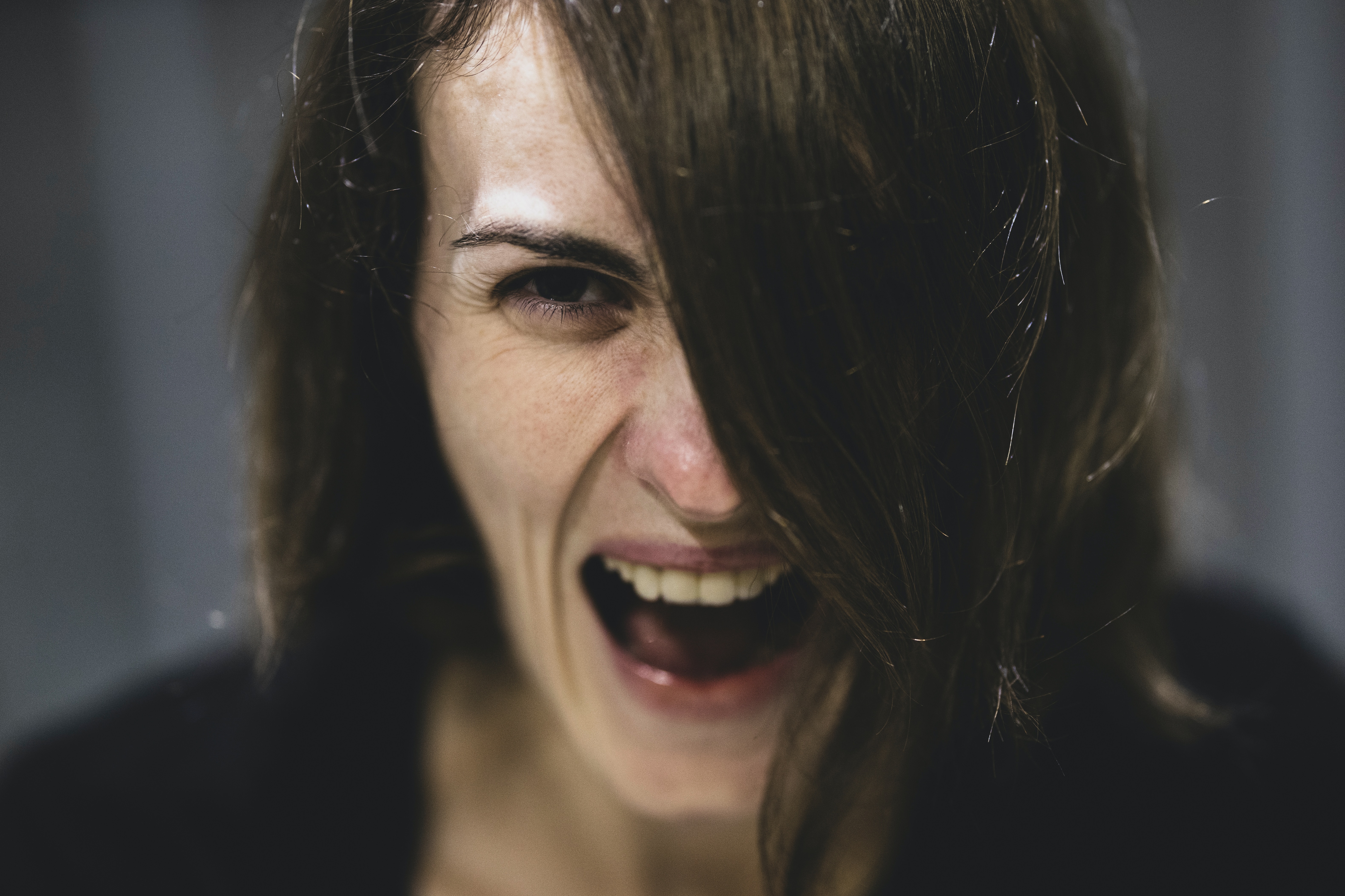 A woman screaming. | Source: Unsplash