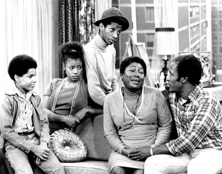 On Good Times (1974), L-R: Ralph Carter, BernNadette Stanis, Jimmie Walker, Esther Rolle, and John Amos. | Photo: Wikimedia Commons Images