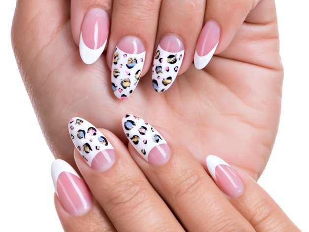 Manos de mujer con manicura colorida. │Foto: Freepik