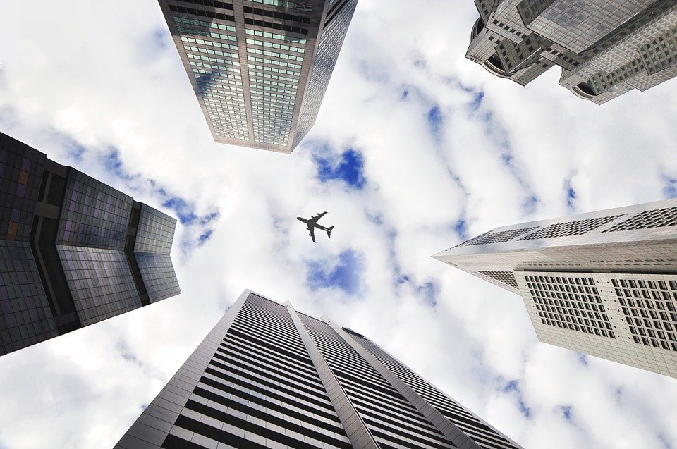 Avión sobrevolando la ciudad / Imagen tomada de: Pixabay