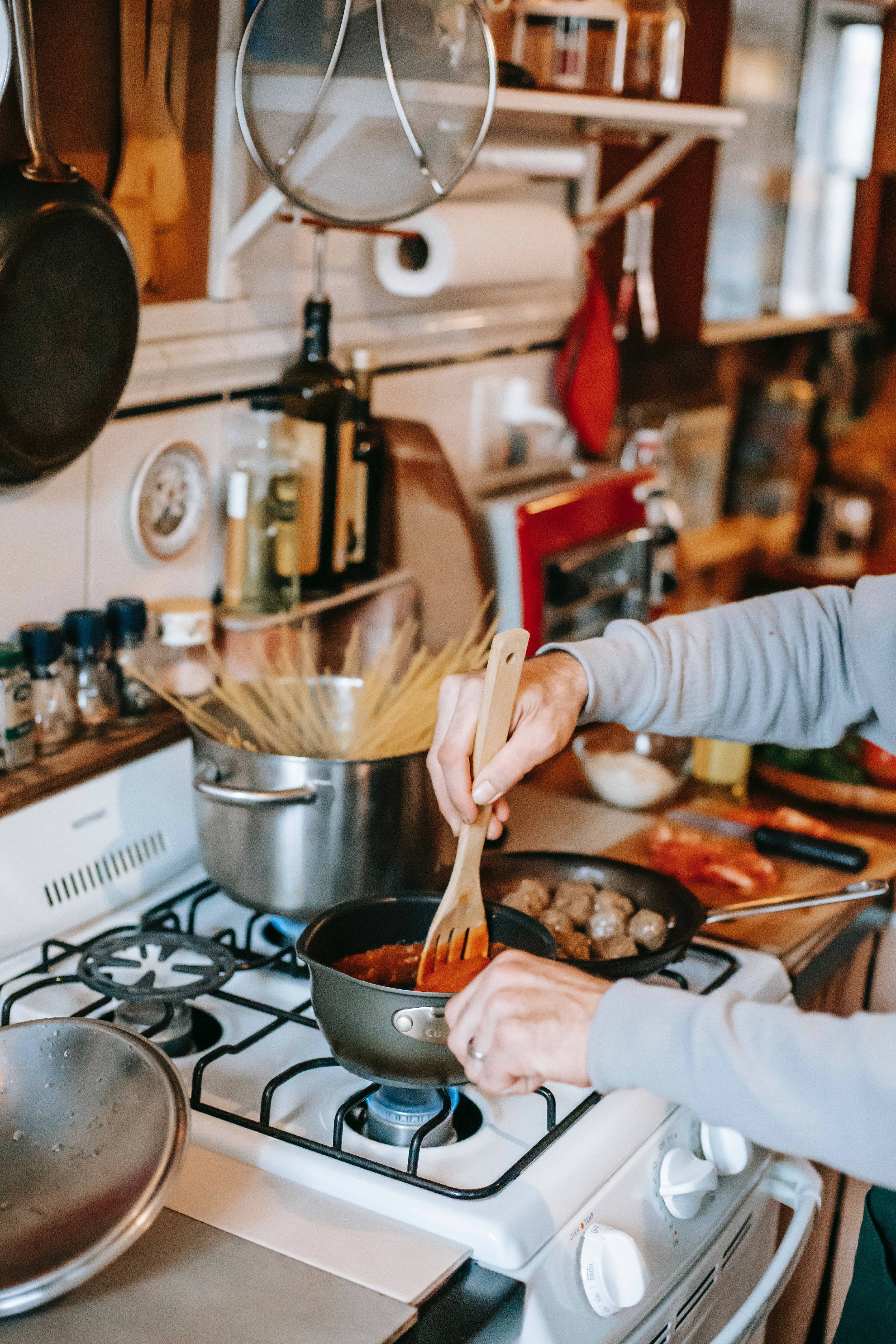 Olivia prepared spaghetti and meatballs, Sarah's favorite childhood meal. | Source: Pexels