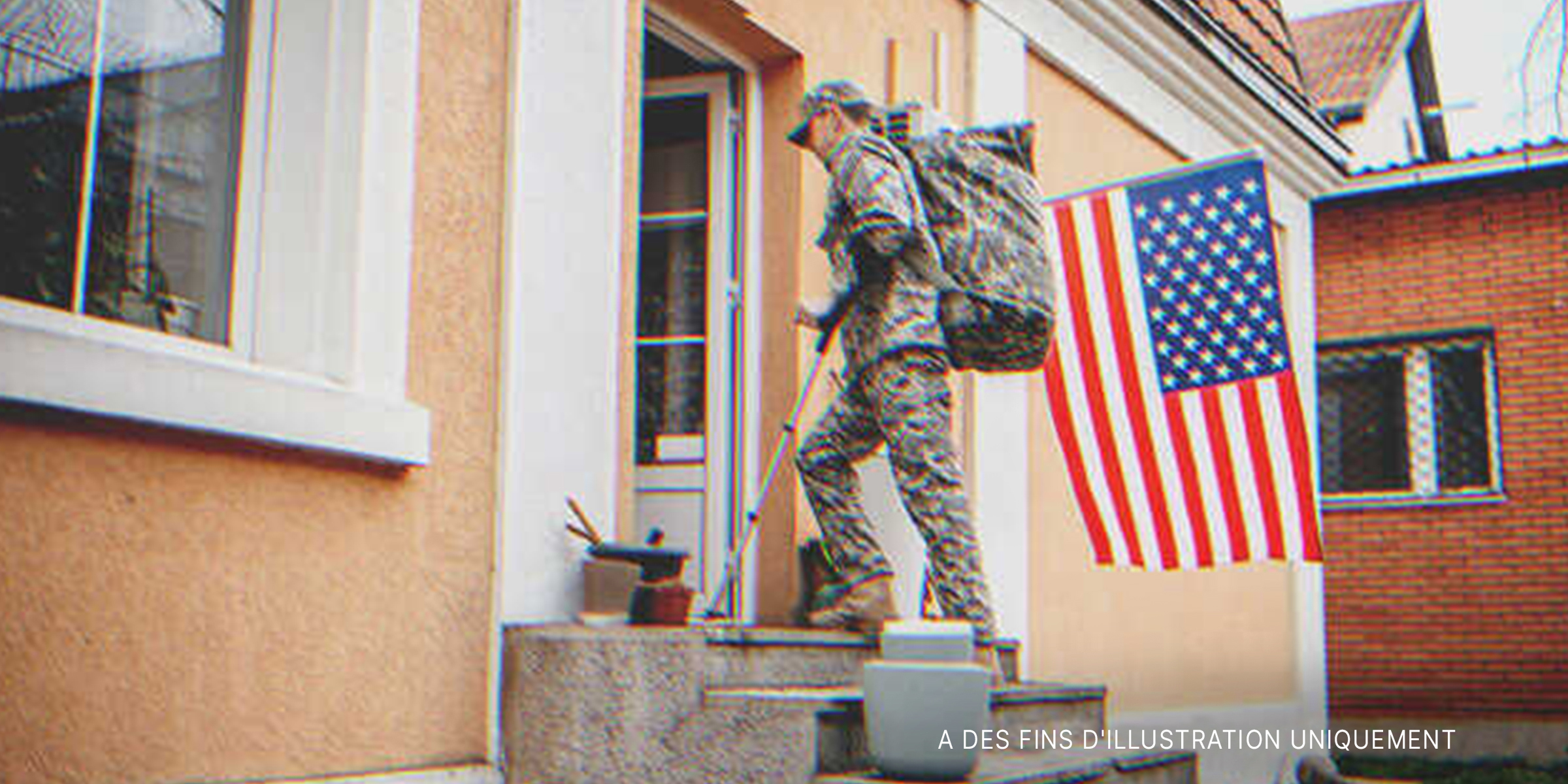 Un soldat blessé entrant dans une maison. | Source : Getty Images
