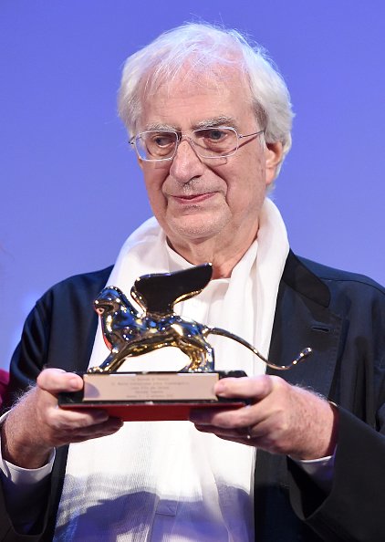 Le réalisateur Bertrand Tavernier assiste à la cérémonie du "Lion d'or Bertrand Tavernier pour l'œuvre de toute une vie 2015". | Photo : Getty Image. Le réalisateur Bertrand Tavernier assiste à la cérémonie du "Lion d'or Bertrand Tavernier pour l'œuvre de toute une vie 2015". | Photo : Getty Image.