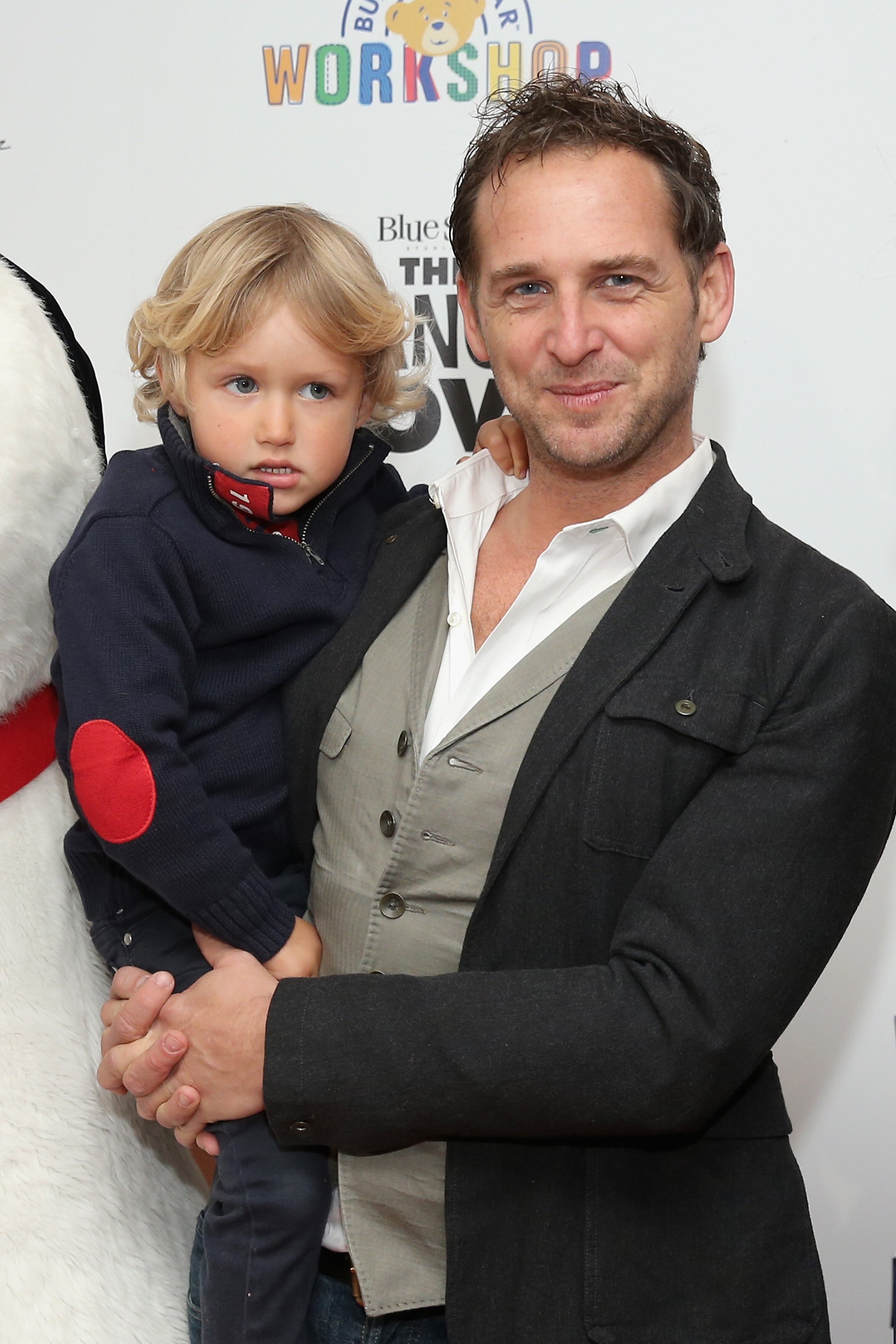 Noah Rev Maurer and his father Josh Lucas attend the Peanuts movie and Build-A-Bear Workshop special screening at Crosby Street Hotel on November 1, 2015, in New York City. | Source: Getty Images