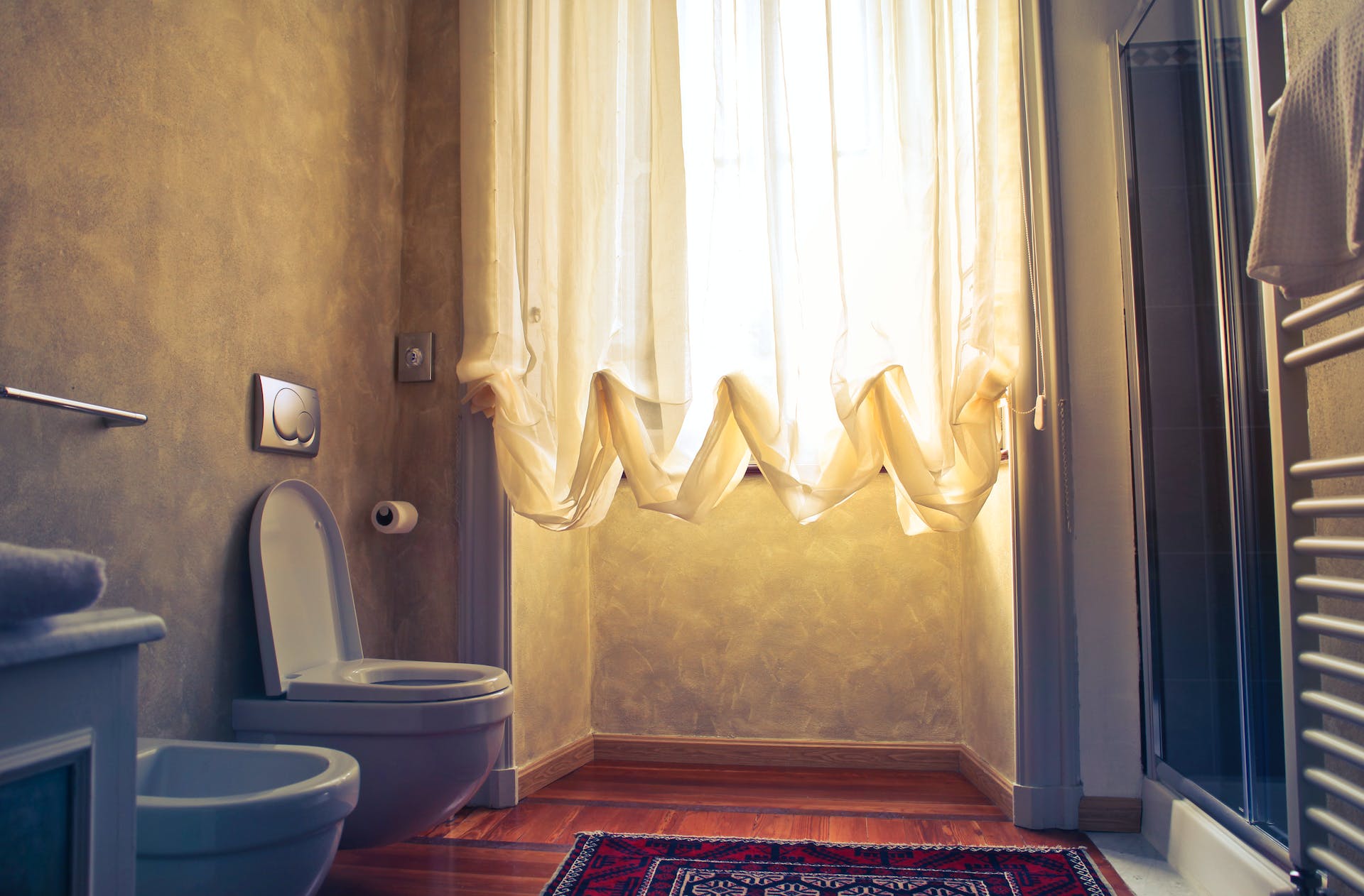 A well-lit bathroom | Source: Pexels