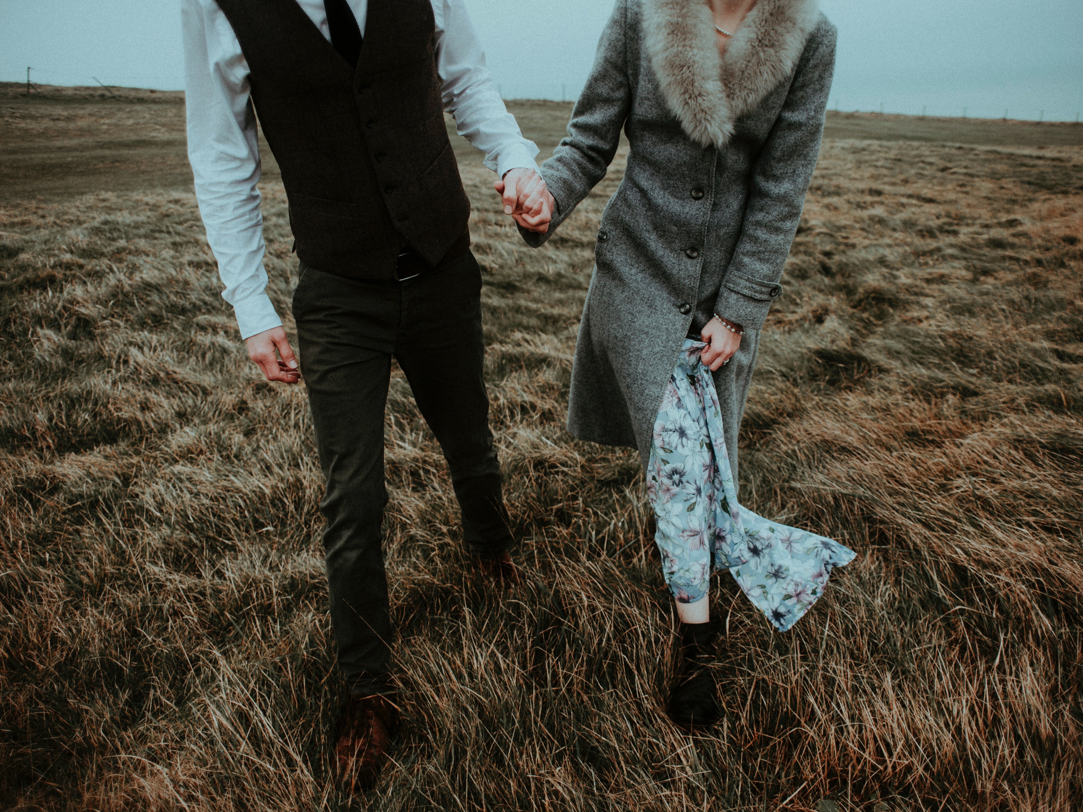 A couple holding hands. | Source: Pexels