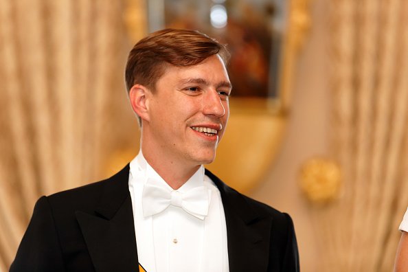 Prinz Louis von Luxemburg posiert für die Fotografen vor dem offiziellen Abendessen zum Nationalfeiertag im herzoglichen Palast am 23. Juni 2018 in Luxemburg | Quelle: Getty Images