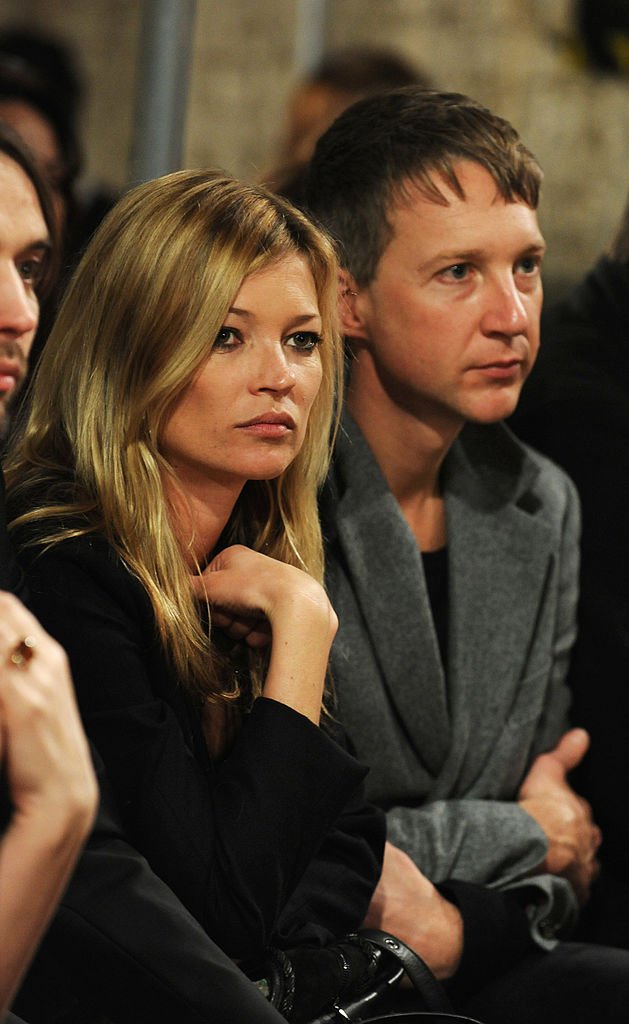 Kate Moss und Jefferson Hack sehen sich die James Small a / w London Fashion Week 2010 im Somerset House 2010 in London an. (Foto von Dave M. Benett) | Soruce: Getty Images