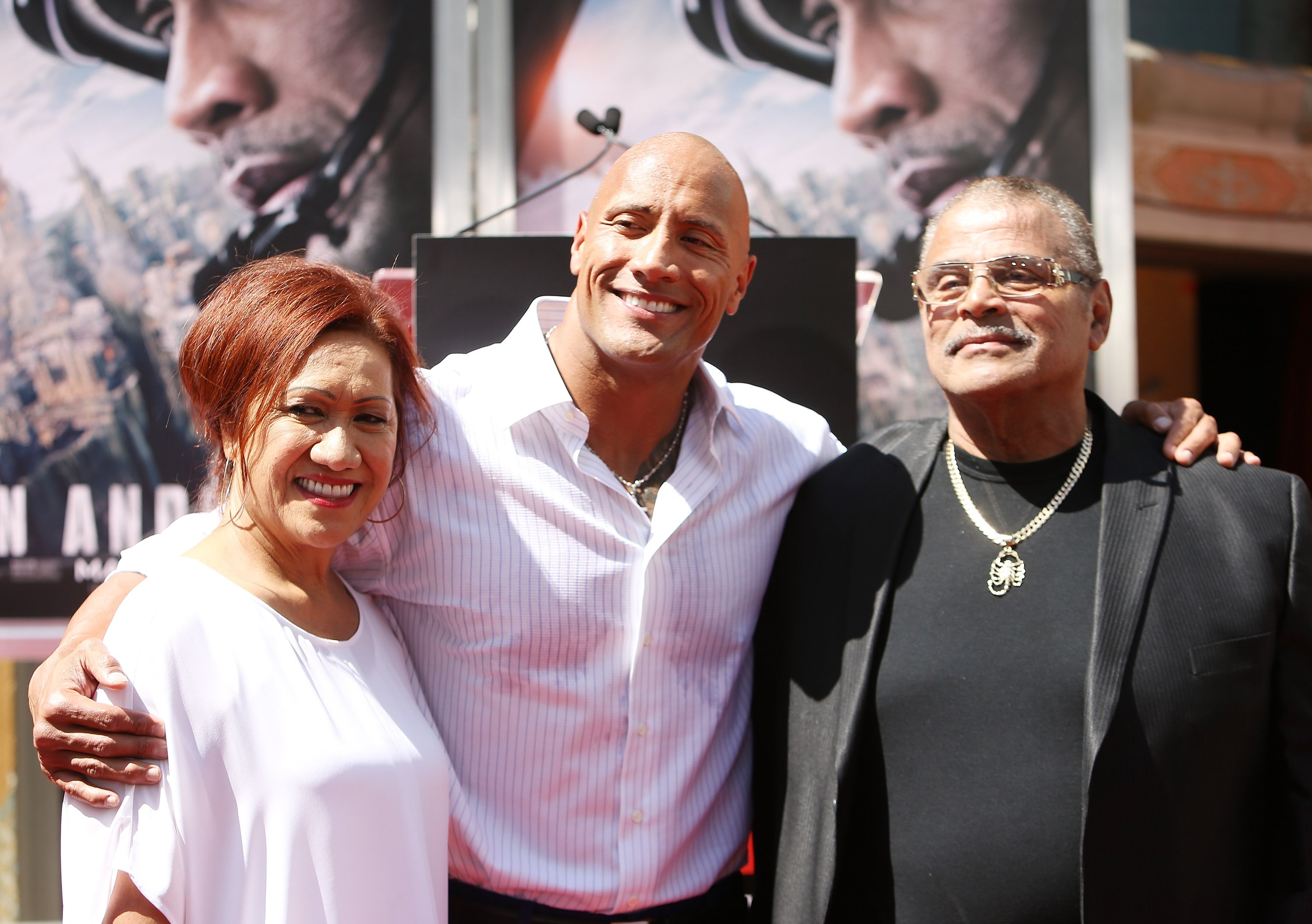 Dwayne "The Rock" Johnson con sus padres en la ceremonia de huellas en su honor en el TCL Chinese Theatre IMAX el 19 de mayo de 2015, en Hollywood, California | Foto: Getty Images