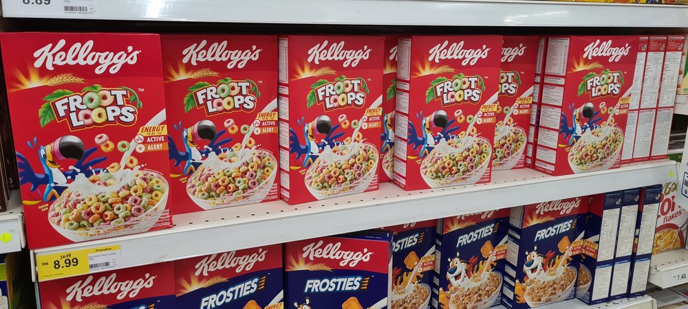 Kellog's brand cereals such as Froot Loops and Frosties on display at an aisle in a supermarket on October 25, 2020 | Photo: Shutterstock