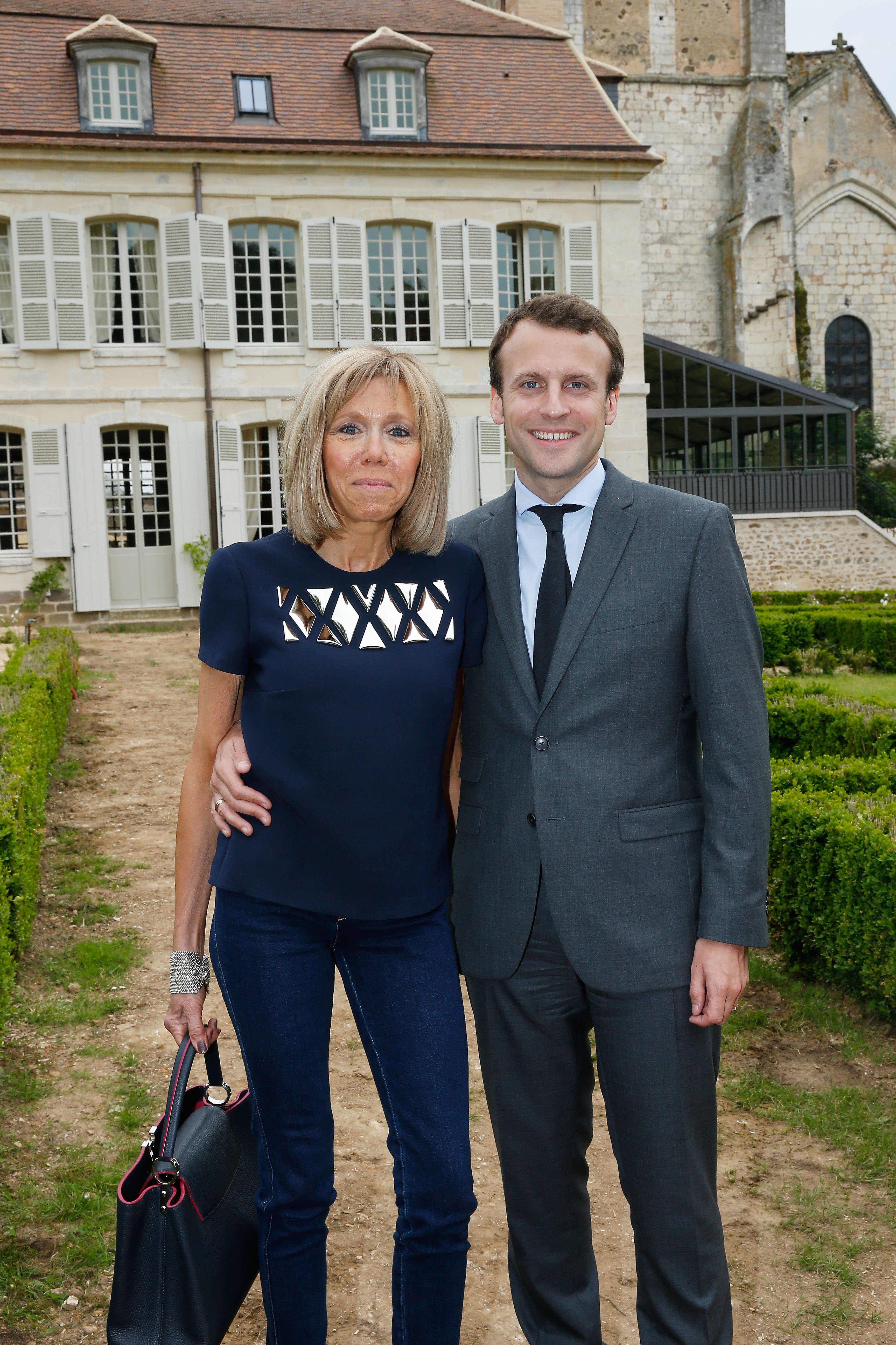 Brigitte Macron et Emanuel Macron assistent à l'inauguration des salles d'exposition du Collège Royal et Militaire de Thiron-Gardais le 10 juin 2016 à Thiron Gardais, France. | Photo : Getty Images